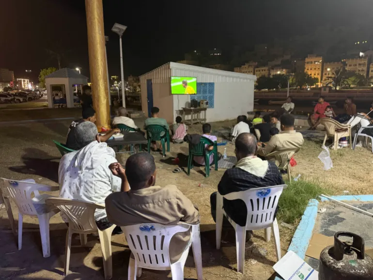 Fuyant leurs maisons où les coupures de courant, la chaleur intense et l'humidité élevée ont transformé les pièces en fours, les supporters de football de Mukalla se rassemblent dans les lieux publics et les cafés pour regarder les matchs de la Coupe du monde. [Saeed Al-BatatiAl Jazeera]