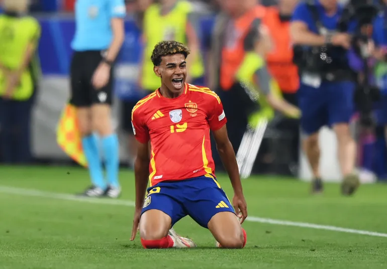 Le footballeur célèbre son but.
