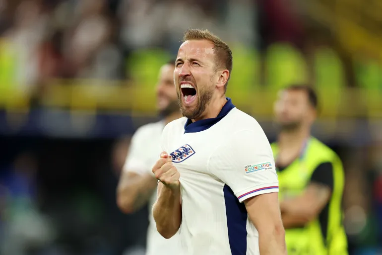 Le footballeur célèbre la victoire.