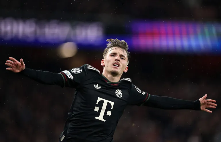 Lennart Karl du Bayern Munich célèbre le premier but de son équipe lors du match MD5 de la phase de ligue 2025/26 de l'UEFA Champions League