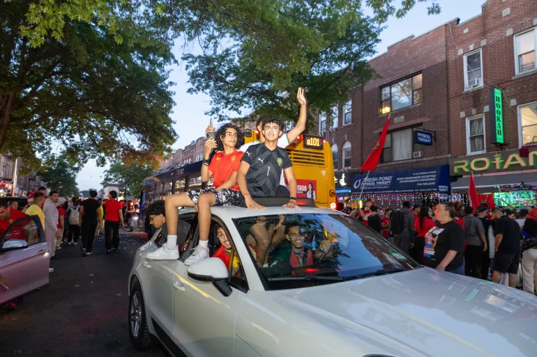 Les fans regardent le Maroc contre Haïti lors d'une projection à New York [Daleelah Saleh/Al Jazeera]