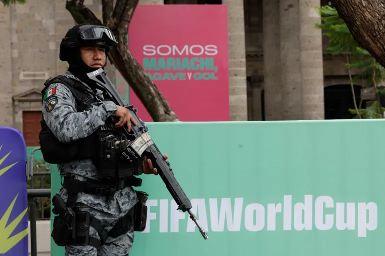 Un membre de la Garde nationale monte la garde à l'installation du « FIFA Fan Fest Guadalajara » sur la Plaza Liberacion et la Plaza de Armas, dans le centre-ville de Guadalajara, dans l'État de Jalisco, au Mexique, le 9 juin 2026, avant la Coupe du monde de football de la FIFA 2026. (Photo d'Ulises Ruiz / AFP)