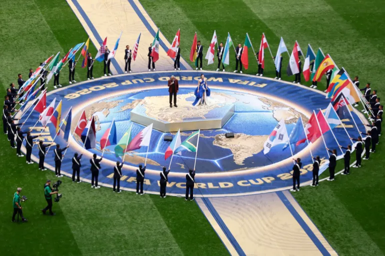 La chanteuse italienne Andrea Bocelli et le chanteur et compositeur sud-coréen Ejae se produisent lors de la cérémonie d'ouverture du match de football du groupe A de la Coupe du monde 2026 entre le Mexique et l'Afrique du Sud au stade de Mexico, à Mexico, le 11 juin 2026. (Photo de Rodrigo OROPEZA / AFP)