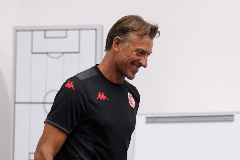 L'entraîneur français Hervé Renard sourit lors d'une conférence de presse alors qu'il est annoncé comme nouvel entraîneur-chef de la Tunisie lors de la Coupe du monde 2026 au centre d'entraînement Rayados à Santiago, dans l'État de Nueva Leon, au Mexique, le 16 juin 2026. (Photo de Julio Cesar AGUILAR / AFP)