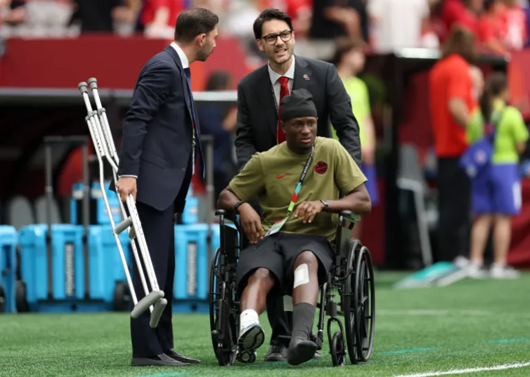 VANCOUVER, COLOMBIE-BRITANNIQUE - 24 JUIN : Ismael Kone #8 du Canada est vu sur un fauteuil roulant avant le match du groupe B de la Coupe du Monde de la FIFA 2026 entre la Suisse et le Canada à BC Place Vancouver le 24 juin 2026 à Vancouver, Colombie-Britannique. Emilee Chinn/Getty Images/AFP (Photo d'Emilee Chinn / GETTY IMAGES AMÉRIQUE DU NORD / Getty Images via AFP)