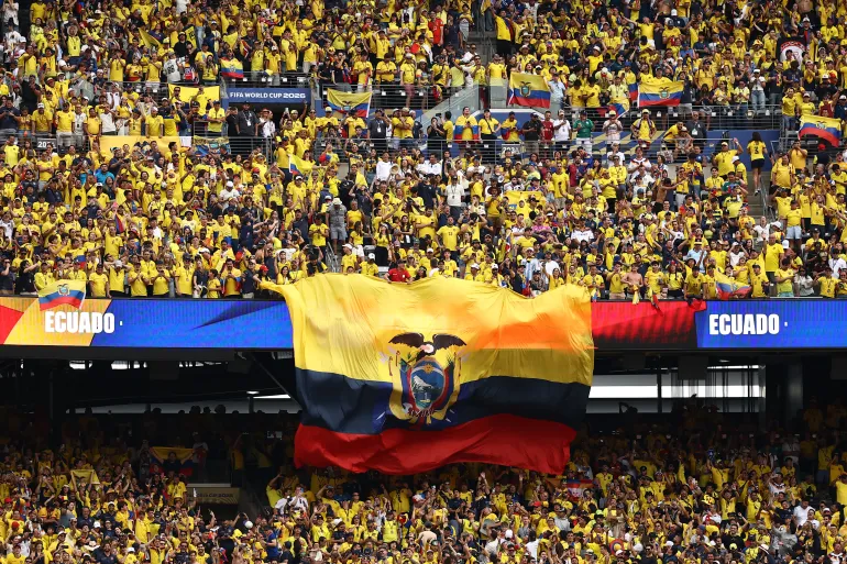 Des supporters équatoriens arborent un drapeau national géant après avoir remporté le match de football du Groupe E de la Coupe du monde 2026 entre l'Équateur et l'Allemagne au New York/New Jersey Stadium à East Rutherford le 25 juin 2026. (Photo de CHARLY TRIBALLEAU / AFP)