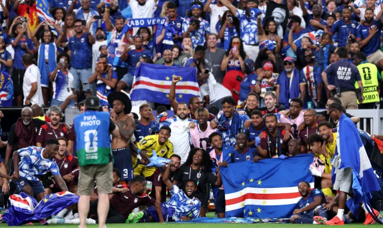 HOUSTON, TEXAS - 26 JUIN : les joueurs de Cabo Verde célèbrent après le match nul 0-0 lors du match du groupe H de la Coupe du Monde de la FIFA 2026 entre Cabo Verde et l'Arabie Saoudite au stade de Houston le 26 juin 2026 à Houston, Texas. Michael Steele/Getty Images/AFP (Photo de MICHAEL STEELE / GETTY IMAGES NORTH AMERICA / Getty Images via AFP)
