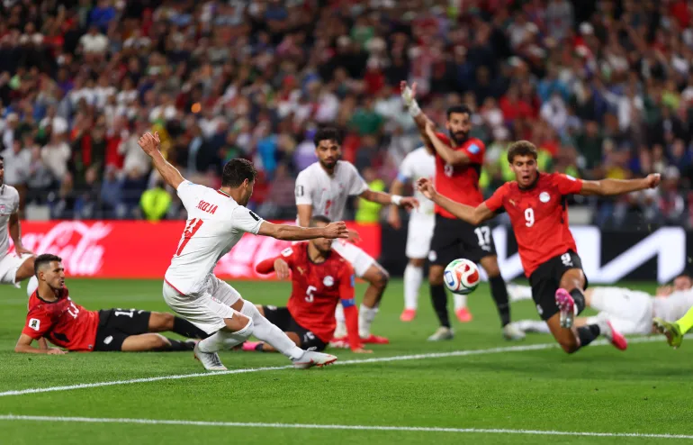 SEATTLE, WASHINGTON - 26 JUIN : Shoja Khalilzadeh #4 de l'IR Iran marque le deuxième but de son équipe qui a été déclaré hors-jeu à la suite d'un examen du VAR lors du match du groupe G de la Coupe du Monde de la FIFA 2026 entre l'Égypte et l'IR Iran au stade de Seattle le 26 juin 2026 à Seattle, Washington. Dean Mouhtaropoulos/Getty Images/AFP (Photo de Dean Mouhtaropoulos / GETTY IMAGES NORTH AMERICA / Getty Images via AFP)