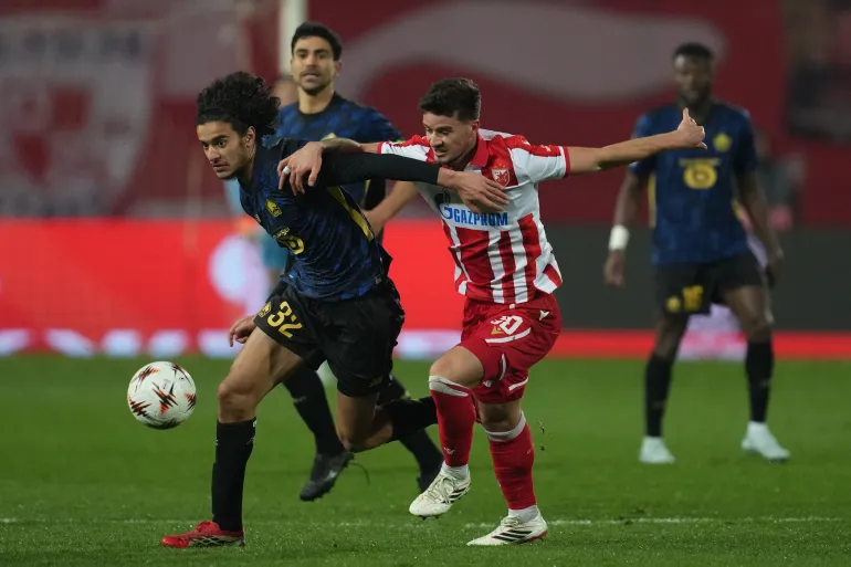 Tomas Haendel du Red Star, à droite, et Ayyoub Bouaddi de Lille se battent pour le ballon lors du match retour des éliminatoires de la Ligue Europa entre le Red Star et Lille à Belgrade, en Serbie, le jeudi 26 février 2026. (AP Photo/Darko Vojinovic)
