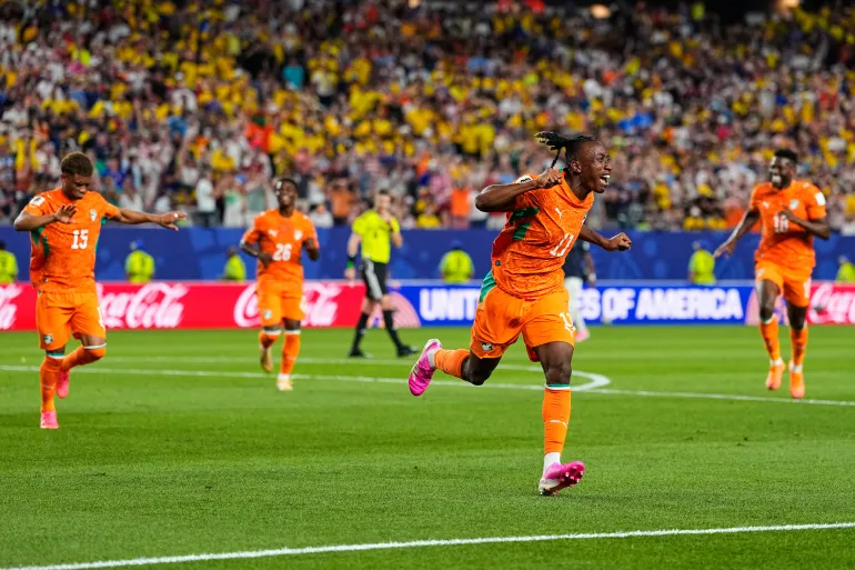 Yan Diomande (11 ans) de Côte d'Ivoire célèbre après que son coéquipier Amad Diallo (15 ans) ait marqué son premier but lors du match de football du Groupe E de la Coupe du monde entre la Côte d'Ivoire et l'Équateur à Philadelphie, le dimanche 14 juin 2026. (AP Photo/Petr David Josek)
