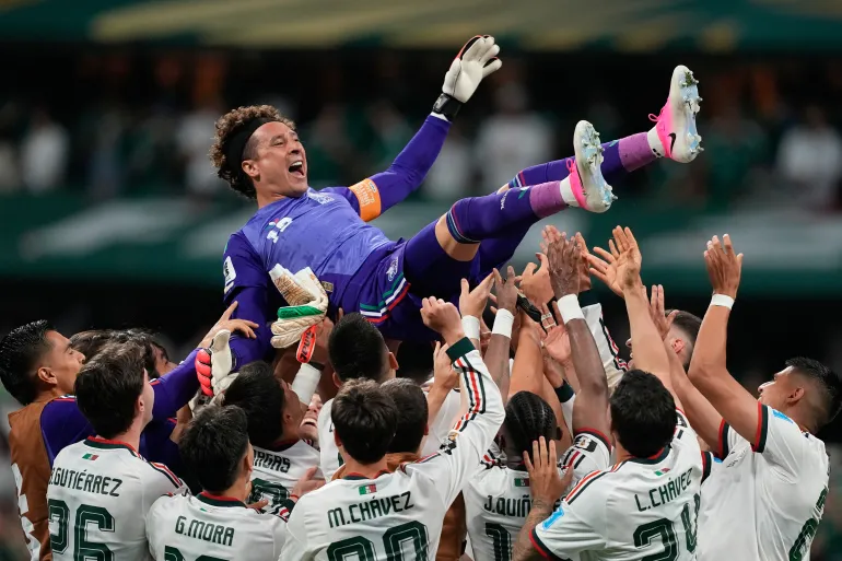 Le gardien mexicain Guillermo Ochoa (13 ans) est célébré par son équipe après le match de football du groupe A de la Coupe du monde entre la Tchéquie et le Mexique à Mexico, le mercredi 24 juin 2026. (AP Photo/Natacha Pisarenko)