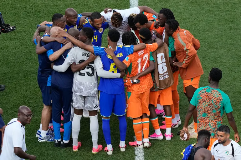 Des joueurs de Curaçao et de Côte d'Ivoire se rassemblent après le match de football du groupe E de la Coupe du monde entre Curaçao et la Côte d'Ivoire à Philadelphie, le jeudi 25 juin 2026. (AP Photo/Matt Slocum)