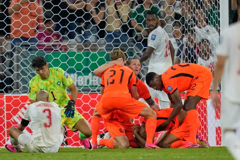 Le Néerlandais Cody Gakpo, agenouillé, est félicité par ses coéquipiers après avoir marqué le premier but de son équipe lors des seizièmes de finale de la Coupe du monde de football entre les Pays-Bas et le Maroc à Guadalupe, près de Monterrey, au Mexique, le lundi 29 juin 2026. (AP Photo/Ricardo Mazalan)