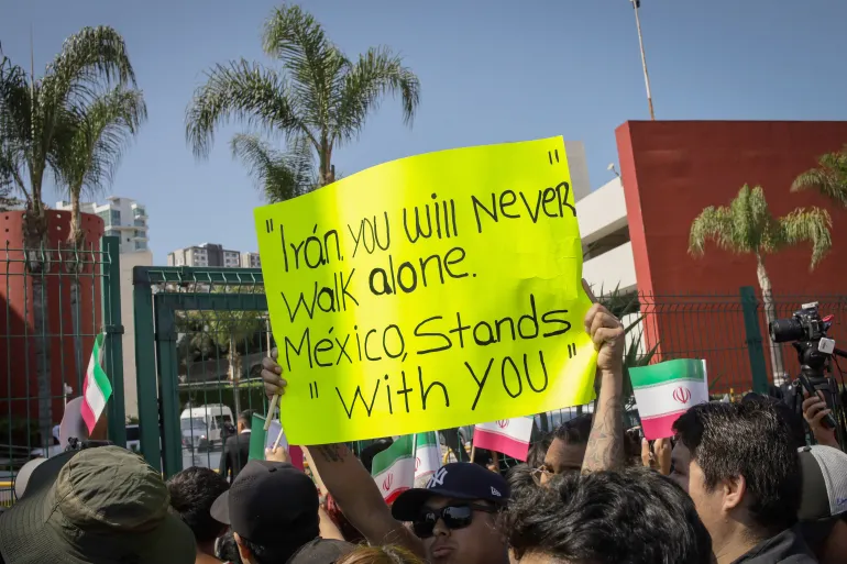 epa13037220 Des supporters font leurs adieux aux joueurs de l'équipe nationale iranienne devant leur hôtel à Tijuana, Mexique, le 14 juin 2026. Des centaines de supporters iraniens se sont rassemblés près de l'hôtel où séjourne l'équipe dans la ville mexicaine de Tijuana pour les accueillir avant leur voyage aux États-Unis, où ils joueront leur premier match de Coupe du monde contre la Nouvelle-Zélande. EPA/Joebeth Terriquez