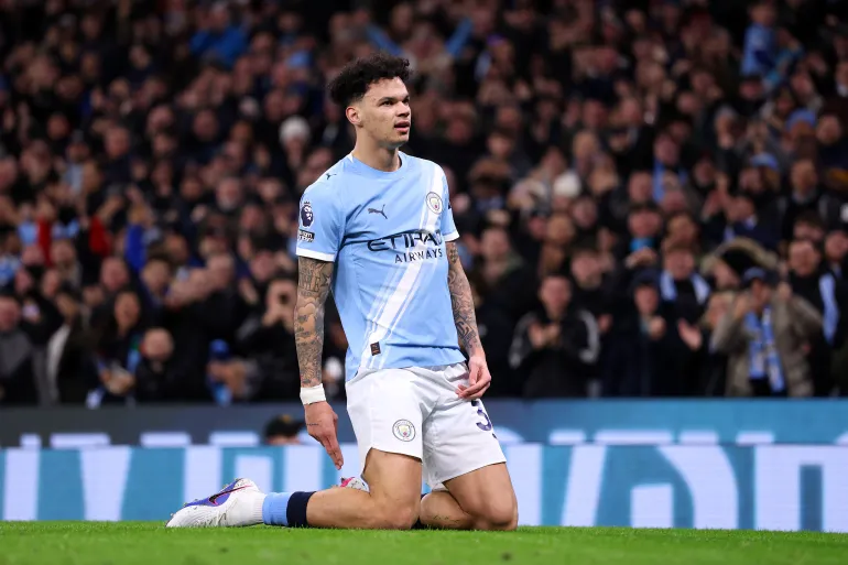 MANCHESTER, ANGLETERRE - 21 FÉVRIER : Nico O'Reilly de Manchester City célèbre le premier but de son équipe. lors du match de Premier League entre Manchester City et Newcastle United au Etihad Stadium le 21 février 2026 à Manchester, en Angleterre. (Photo de Stu Forster/Getty Images)