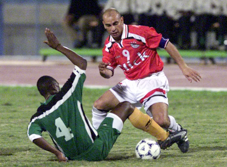 L'attaquant égyptien Hossam Hassan manœuvre le ballon lors d'un match international amical contre la Zambie au Caire le 9 janvier 2001. 