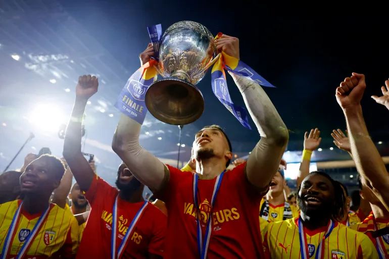 Football football - coupe de France - finale - RC Lens / OGC Nice - Stade de France, Saint Denis, France - 22 mai 2026 Robin Risser de RC Lens célèbre avec le trophée après avoir remporté la coupe de France REUTERS/Stephanie Lecocq