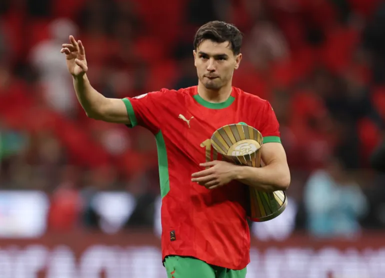 Football football - coupe d'Afrique des Nations de la CAF - Maroc 2025 - Round de 16 - Maroc / Tanzanie - Stade Prince Moulay Abdellah, Rabat, Maroc - 4 janvier 2026 Brahim Diaz, du Maroc, célèbre avec le trophée de l'homme du match après le match REUTERS/AMR Abdallah Dalsh