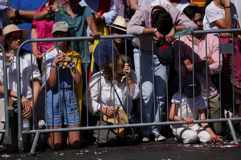 Les fidèles assistent à une messe tenue par le Pape Léon XIV sur la Plaza de Cibeles, lors de son voyage apostolique à Madrid, Espagne, le 7 juin 2026. REUTERS/Mohammed Salem