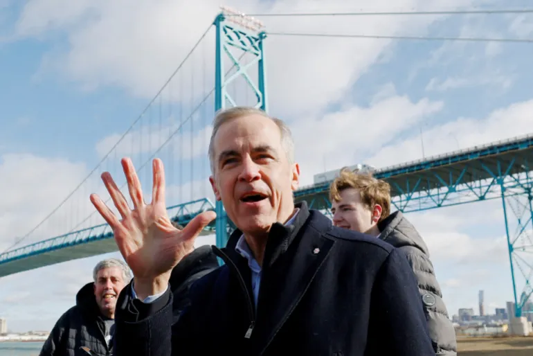 PHOTO DE DOSSIER : Le premier ministre canadien Mark Carney fait des gestes lors d'une visite au pont Ambassador reliant l'Ontario au Michigan, dans le cadre de sa tournée de campagne électorale du Parti libéral, à Windsor, Ontario, Canada, le 26 mars 2025. REUTERS/Blair Gable/File Photo