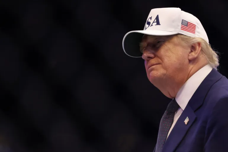 Le président Donald Trump se tient dans l'octogone lors de l'UFC Freedom 250