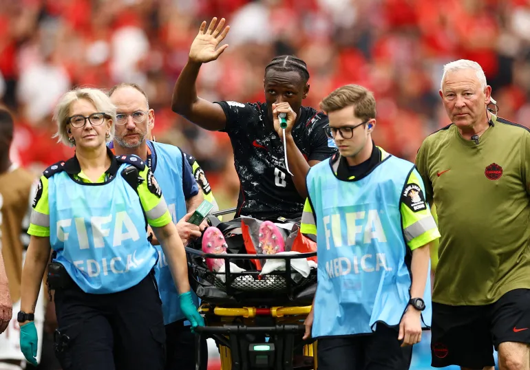Football football - coupe du monde de la FIFA 2026 - Groupe B - Canada / Qatar - BC place, Vancouver, Canada - 18 juin 2026 Ismael Kone, du Canada, se salue devant la foule alors qu'il reçoit de l'oxygène alors qu'il est étiré après avoir subi une blessure REUTERS/Agustin Marcarian IMAGES TPX DU JOUR