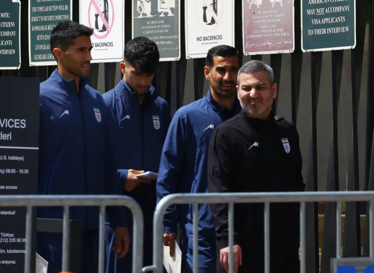 Football football - joueurs et personnel iraniens à Ankara pour les procédures de VISA avant la coupe du monde - Ankara, Turquie - 21 mai 2026 Seyed Hossein Hosseini, Ehsan Hajsafi et ses coéquipiers iraniens à l'extérieur de l'ambassade américaine pour les procédures de VISA avant la coupe du monde REUTERS/Dilara Senkaya
