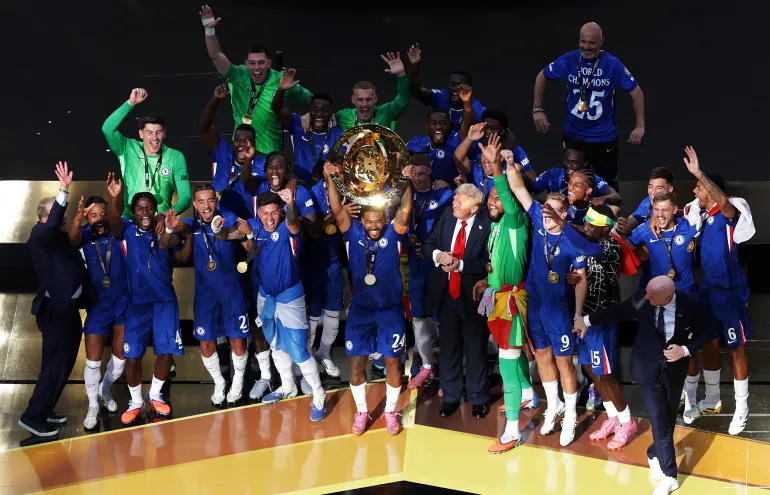 Football football - coupe du monde des clubs de la FIFA - finale - Chelsea / Paris St Germain - MetLife Stadium, East Rutherford, New Jersey, États-Unis - 13 juillet 2025 Reece James, de Chelsea, lève le trophée alors qu'il célèbre avec ses coéquipiers après avoir remporté la coupe du monde des clubs de la FIFA alors que le président américain Donald Trump et le président de la FIFA Gianni Infantino regardent REUTERS/Jeenah Moon