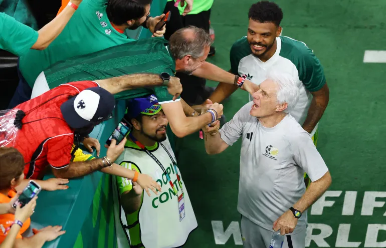 Football football - coupe du monde de la FIFA 2026 - Groupe A - Afrique du Sud / Corée du Sud - Estadio Monterrey, Monterrey, Mexique - 24 juin 2026 l'entraîneur sud-africain Hugo Broos célèbre avec ses fans après le match REUTERS/Raquel Cunha