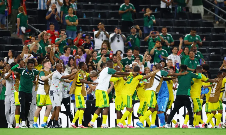 Football football - coupe du monde de la FIFA 2026 - Groupe A - Afrique du Sud / Corée du Sud - Estadio Monterrey, Monterrey, Mexique - 24 juin 2026 les joueurs d'Afrique du Sud célèbrent après le match REUTERS/Daniel Becerril