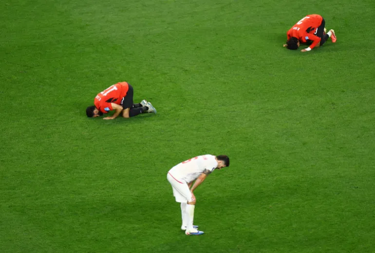 Football football - coupe du monde de la FIFA 2026 - Groupe G - Egypte contre Iran - Seattle Stadium, Seattle, Washington, États-Unis - 26 juin 2026 Mohanad Lashin en Égypte et Mohamed Hany en Égypte célèbrent alors que Saeid Ezatolahi en Iran semble abattu après le match REUTERS/Lisi Niesner