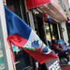 Des drapeaux haïtiens sont exposés devant un magasin du quartier Little Haiti.