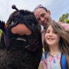 David Streever prend un selfie pendant ses vacances avec sa fille et un personnage du Moomin World en Finlande. Il a été contacté par des agents du Homeland Security Investigations cinq mois après avoir envoyé un e-mail à Todd Lyons, l'ancien directeur par intérim de l'Immigration and Customs Enforcement des États-Unis.