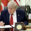 Le président américain Donald Trump signe un décret à la Maison Blanche.