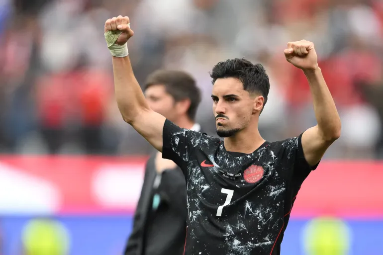 Le milieu de terrain canadien #07 Stephen Eustaquio célèbre après avoir remporté les huitièmes de finale de la Coupe du monde 2026 entre l'Afrique du Sud et le Canada au stade de Los Angeles à Inglewood le 28 juin 2026.
