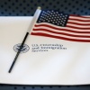 Un paquet d'informations et un drapeau américain sont placés sur une chaise au bureau extérieur des services américains de citoyenneté et d'immigration à Miami, le 17 août 2018, à Miami.