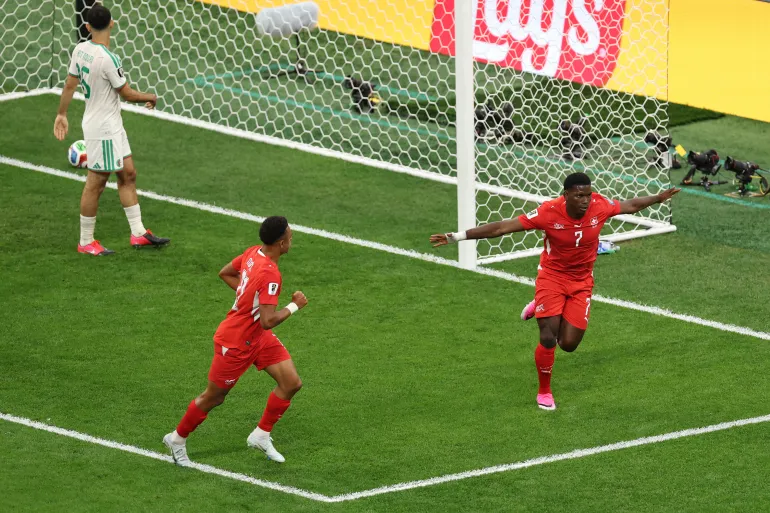 VANCOUVER, COLOMBIE-BRITANNIQUE - 02 JUILLET : Breel Embolo #7 de Suisse célèbre le premier but de son équipe lors du match de 32e de finale de la Coupe du Monde de la FIFA 2026 entre la Suisse et l'Algérie à BC Place Vancouver le 02 juillet 2026 à Vancouver, Colombie-Britannique. Fran Santiago/Getty Images/AFP (Photo de Fran Santiago / GETTY IMAGES AMÉRIQUE DU NORD / Getty Images via AFP)