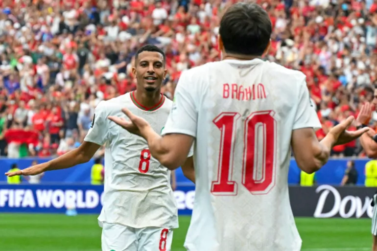 Le milieu de terrain marocain n°08 Azzedine Ounahi célèbre le deuxième but de son équipe avec son coéquipier l'attaquant n°10 Brahim Diaz lors des huitièmes de finale de la Coupe du monde 2026 entre le Canada et le Maroc au stade de Houston à Houston, le 4 juillet 2026.
