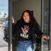 L'organisatrice syndicale Karin Martinez se tient à la porte du Arriba Las Vegas Worker Center à Las Vegas, Nevada, le 13 janvier 2025.