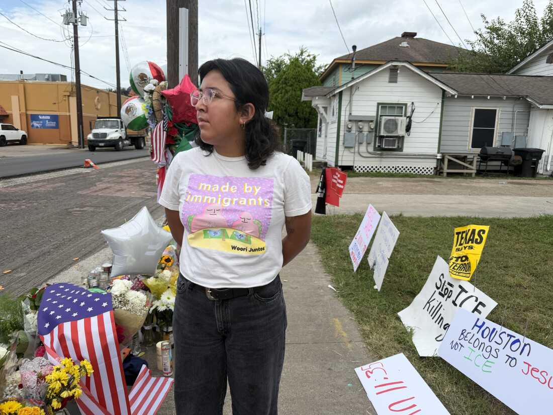 Esmeralda Ledezma, militante des droits des immigrés, regarde le mémorial de fortune dédié à Lorenzo Salgado Araujo, un homme de 52 ans abattu par des agents d'immigration à Houston.