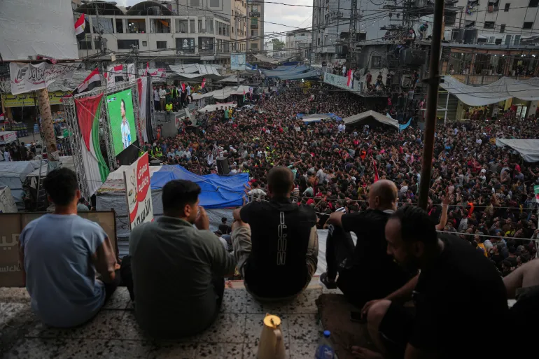 Des Palestiniens regardent en direct la retransmission en direct des huitièmes de finale de la Coupe du monde de football entre l'Argentine et l'Égypte à Nuseirat, dans le centre de la bande de Gaza, le mardi 7 juillet 2026. (AP Photo/Abdel Kareem Hana)