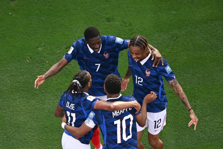 L'attaquant français n°10 Kylian Mbappe célèbre le troisième but de son équipe avec l'attaquant n°07 Ousmane Dembélé et l'attaquant n°12 Bradley Barcola lors des seizièmes de finale de la Coupe du monde 2026 entre la France et la Suède au New York/New Jersey Stadium à East Rutherford le 30 juin 2026. (Photo de MAURO PIMENTEL / AFP)