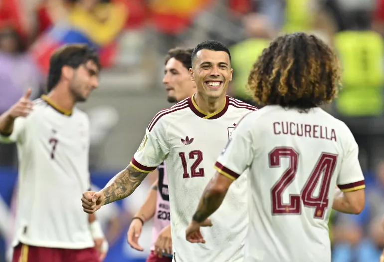 Pedro Porro et Marc Cucurella en Espagne célèbrent après le match