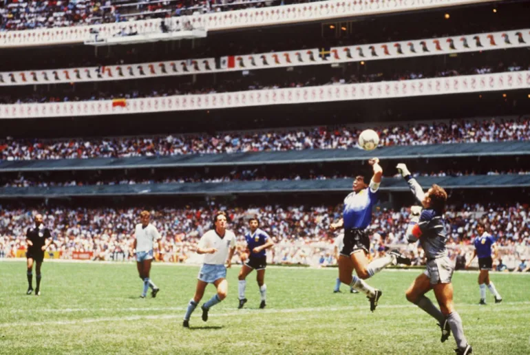 Diego Maradona, d'Argentine, passe le ballon devant Peter Shilton, d'Angleterre, pour marquer le premier but du quart de finale de la Coupe du monde au stade Azteca de Mexico, au Mexique. L'Argentine a gagné 2-1