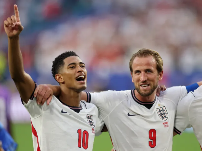 Football football - coupe du monde de la FIFA 2026 - quart de finale - Norvège / Angleterre - Miami Stadium, Miami Gardens, Floride, États-Unis - 11 juillet 2026 Jude Bellingham et Harry Kane, en Angleterre, célèbrent après le match alors que l'Angleterre se qualifie pour les demi-finales de la coupe du monde REUTERS/Paul Childs