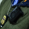 Un agent fédéral porte une caméra corporelle alors qu'il patrouille dans les couloirs du tribunal de l'immigration du bâtiment fédéral Jacob K. Javits le 4 mars 2026 à New York.