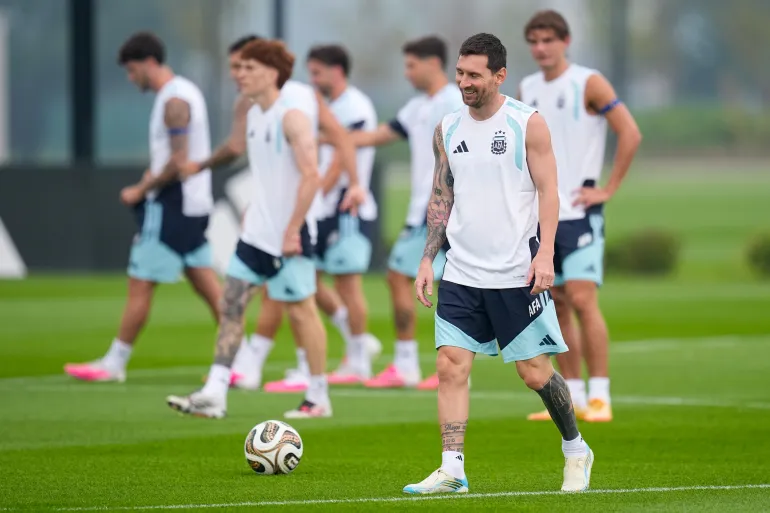 L'Argentin Lionel Messi s'entraîne lors d'une séance d'entraînement à la veille du match de finale de la Coupe du monde de football à Morristown, dans le New Jersey, le samedi 18 juillet 2026. (AP Photo/Ashley Landis)
