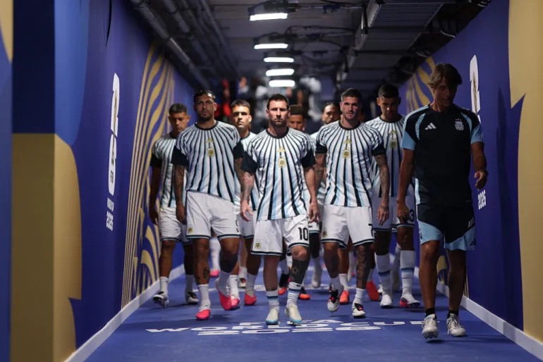 L'Argentin Lionel Messi n°10 fait sortir ses coéquipiers du tunnel pour l'échauffement avant le match de quart de finale de la Coupe du Monde de la FIFA 2026 entre l'Argentine et la Suisse.