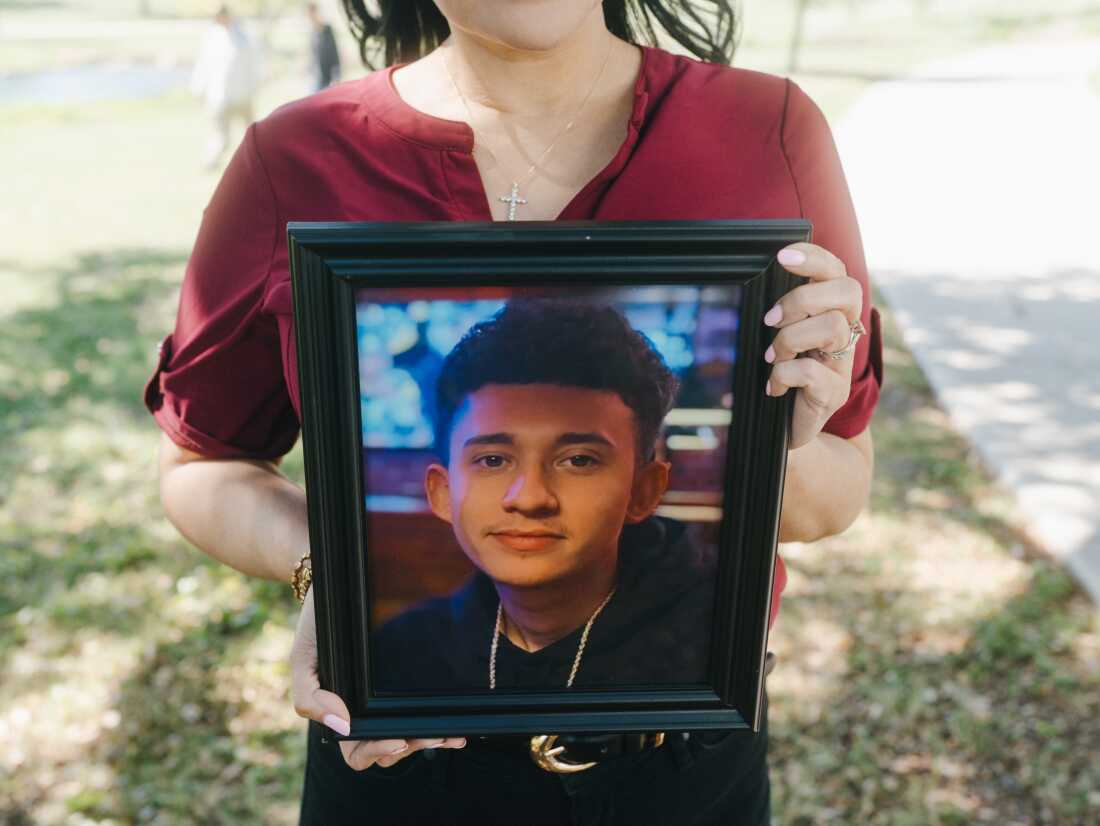 Un gros plan de Rachel Reyes tenant une photo de son fils, Ruben Ray Martinez.