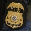 Un agent fédéral porte un insigne de l'immigration et des douanes à New York, le 10 juin 2025. L'officier de l'ICE qui aurait tué par balle un Colombien dans le Maine lundi était enclin à la violence et avait des convictions racistes, selon certaines des personnes qui étaient proches de lui.